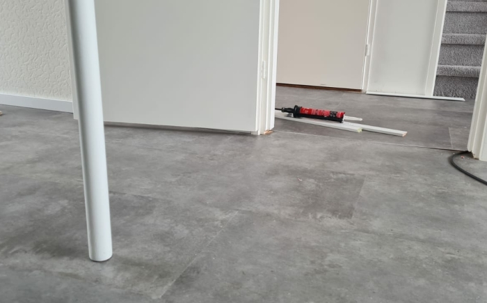 Projectstoffering betonlook PVC, door Blankers vloeren