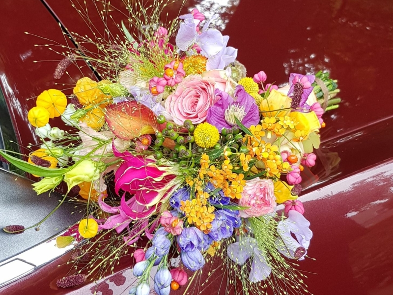 bloemversiering op de bruidsauto
