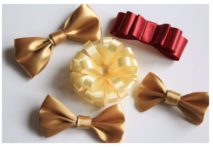 hoe-pak-je-een-cadeau-creatief-in-diy-versieringen-kerst-strikken-maken-van-lint-rood-goud-geel-beads-and-basics
