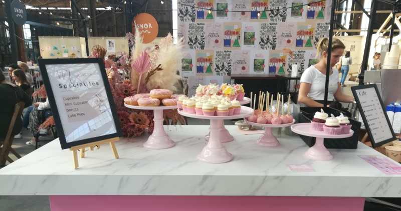 cupcakes en taarten verkopen stand markt beurs