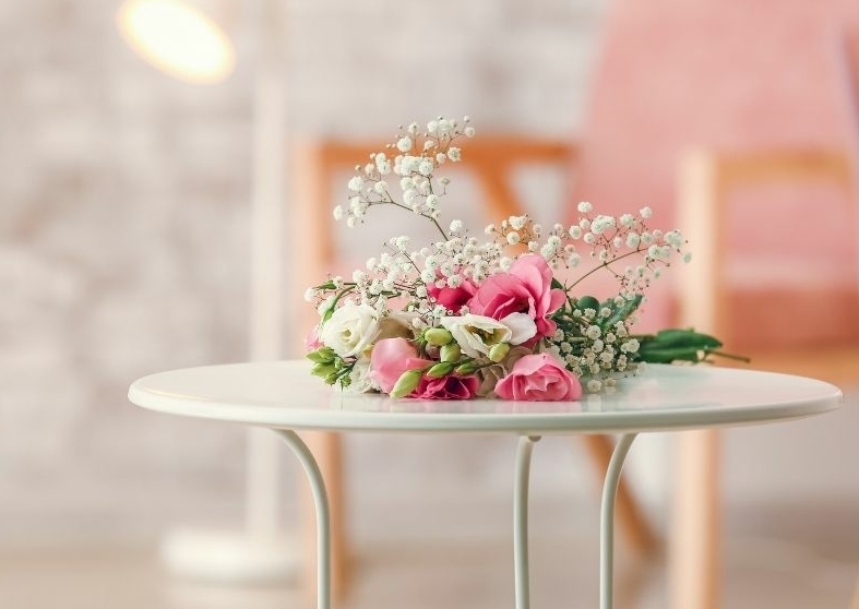verse bloemen op tafel