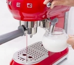 SMEG machine à espresso à dosette ou café moulu