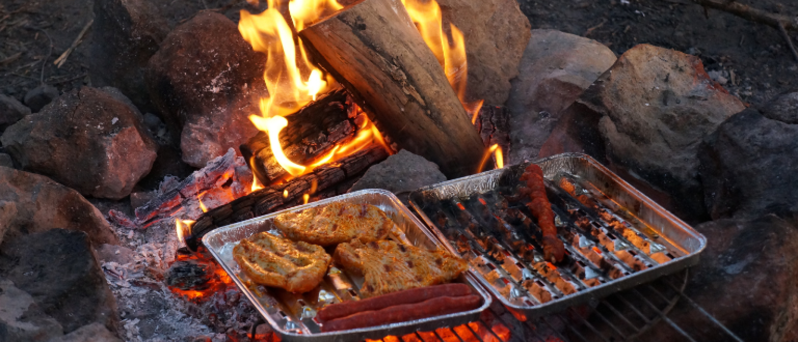 BBQ en kampvuur: Combineer de gezelligheid van een kampvuur met grillen