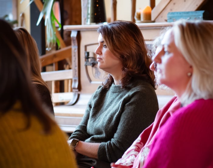Deelnemers tijdens een groepssessie bij Bloom by Mirte, onderdeel van de holistische begeleiding met de Deep Body Shift methode.