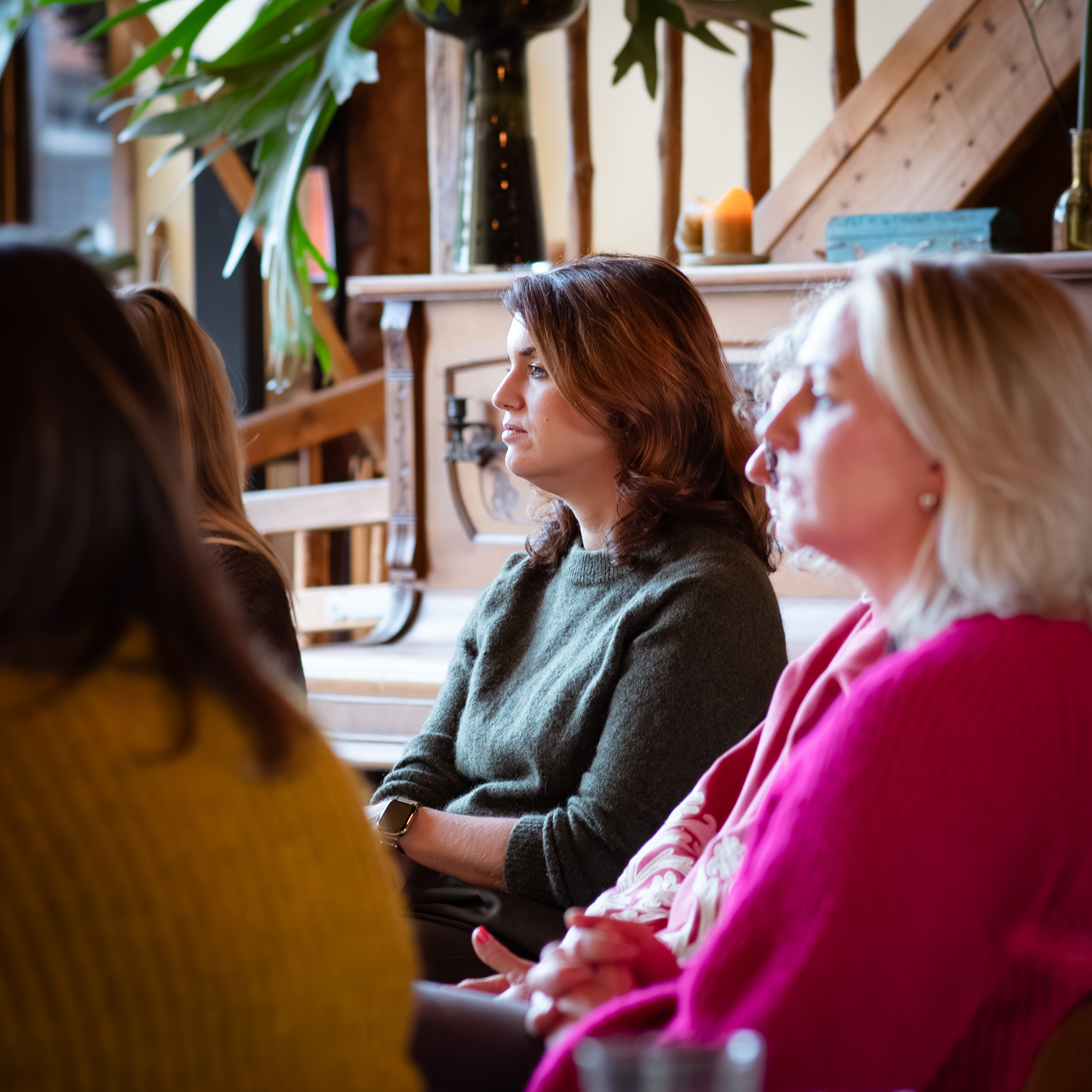 Groepssessie tijdens holistische coaching met deelnemers in een veilige setting