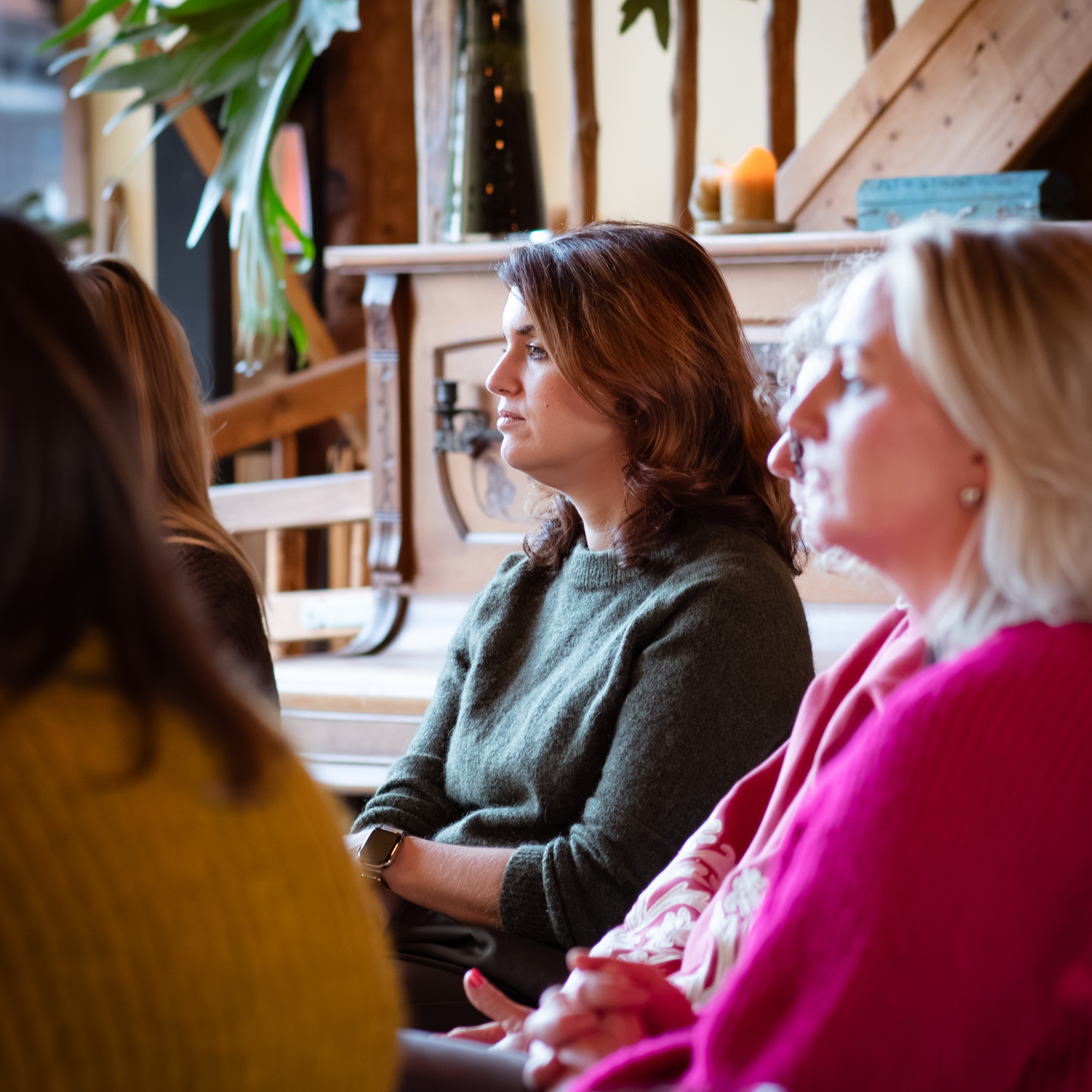 Holistische coaching Bergen op Zoom | Kennismaking traject Groepssessie tijdens holistische coaching traject in Bergen op Zoom met deelnemers in rustige setting