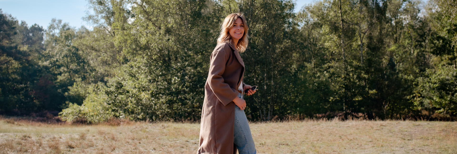 Mirte van Bloom by Mirte buiten in een rustige natuurlijke omgeving.