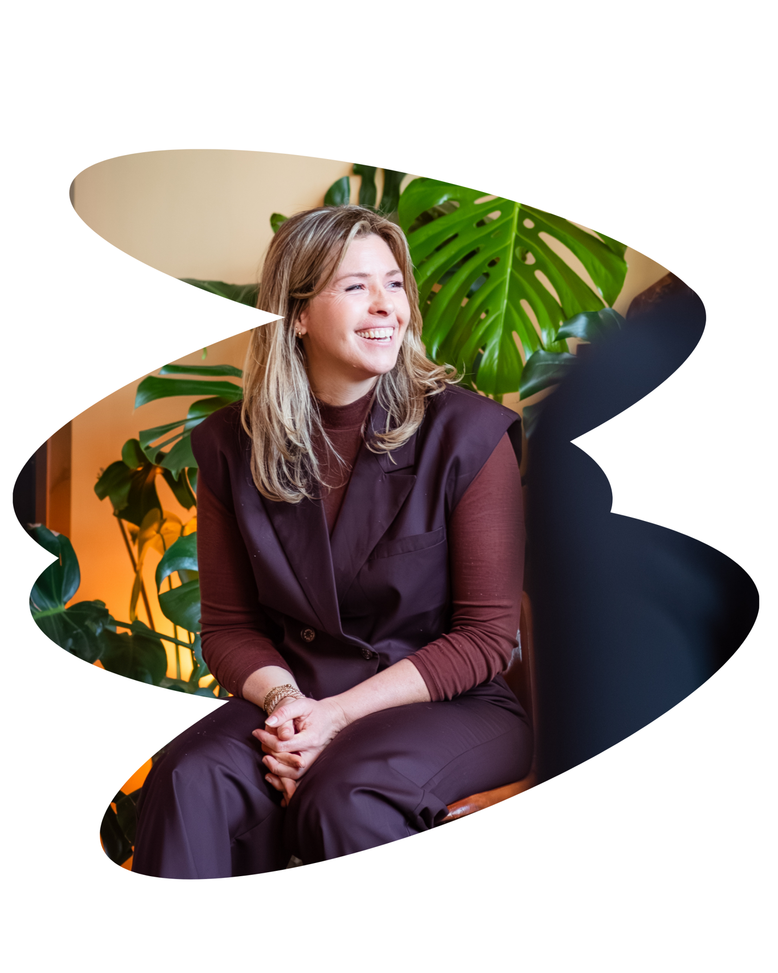 Mirte van Bloom by Mirte tijdens een persoonlijk gesprek over holistische therapie, lichaamsgericht werken en de Deep Body Shift methode.