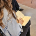Deelnemer schrijft in een notitieboek tijdens een sessie bij Bloom by Mirte, met ruimte voor reflectie, bewustwording en verwerking.