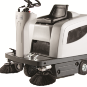 Nilfisk opzit veegachine SR1101B et merendeel van de professionele veegwerkzaamheden vereist een veegmachine deid in de meest verfijnde manier. Aanbevolen voor magazijnen, parkeergarages en buiten voor parken en tuinen