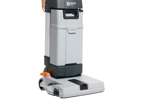 De Nilfisk SC100 is een compacte schrobzuigmachine voor de reiniging van krappe ruimten.