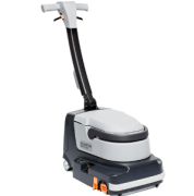 De Nilfisk SC250 is een compacte schrobzuigmachine voor het snel en effectief reinigen van harde vloeren, in elke hoek, zowel vooruit als achteruit en onder meubilair of schappen.