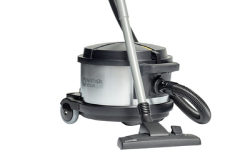 Nilfisk VP930 stofzuiger. Vermogen 760 watt. Lengte snoer 15 meter. Lengte zuigslang 1,9 meter. Lengte zuigbuizen twee maal 0,5 meter