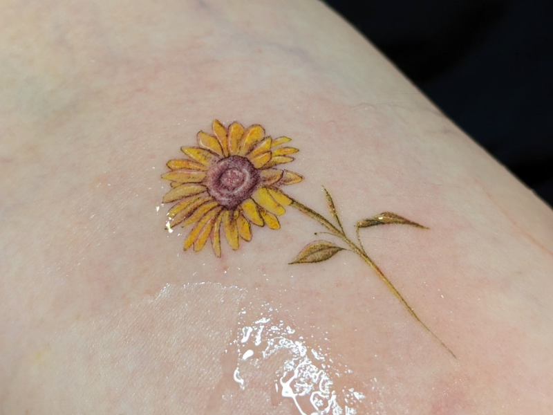 Micro realisme tattoo bloem gezet in Gent