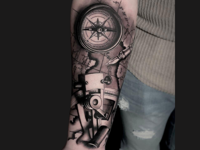 Kompas en wereldkaart realisme tattoo