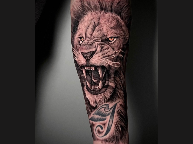 Realisme leeuw tattoo met kleur in ogen