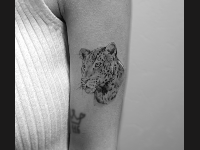 Micro realisme tattoo jaguar of luipaard
