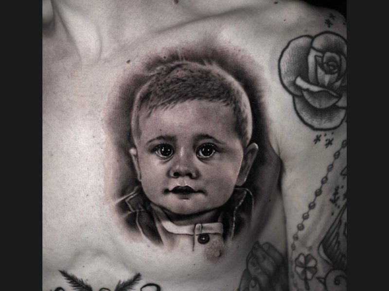 Portret tattoo van kindje laten zetten Gent