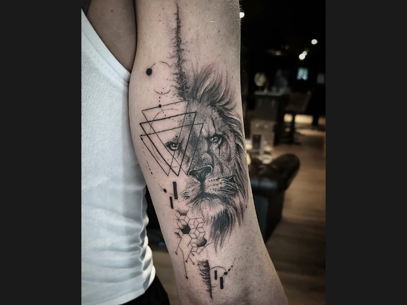 Realisme leeuw tattoo met geometrie vormen