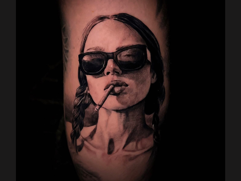 Tattoo shop Gent Realisme vrouw tattoo met zonnebril
