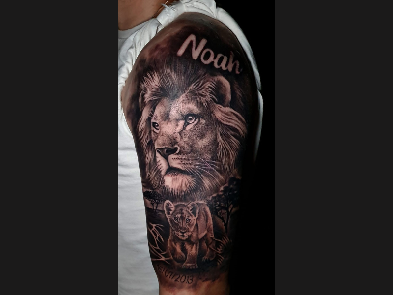 Realisme leeuw tattoo met welp en naam Gent