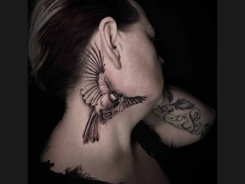 Vogel tattoo in nek