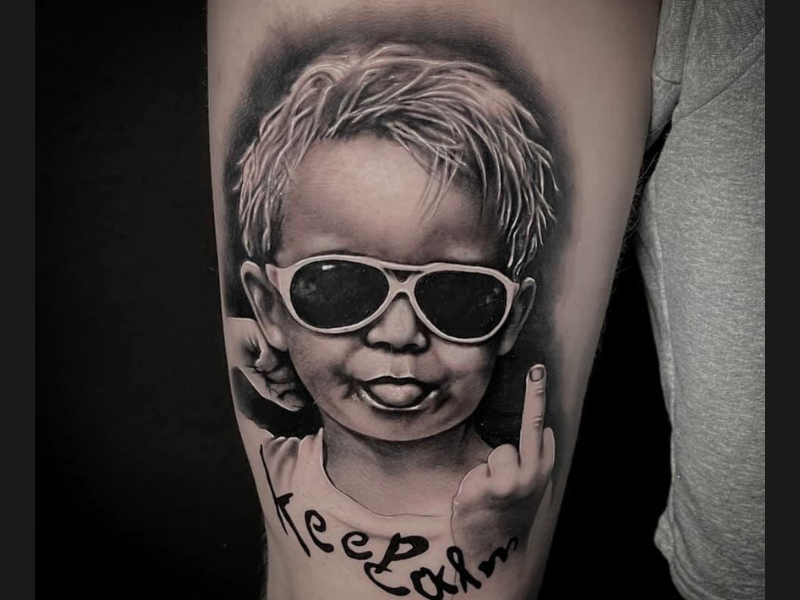 Stay calm kinder portret realisme tattoo