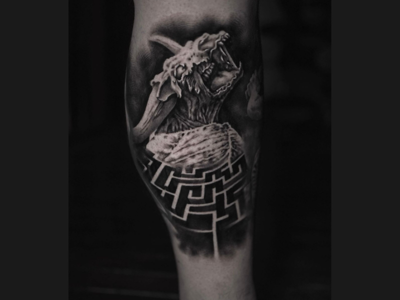 Realisme black and grey tattoo labyrinth en Minotaur