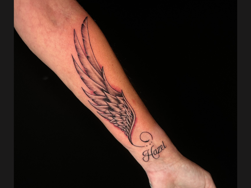 vleugel tattoo op onderarm