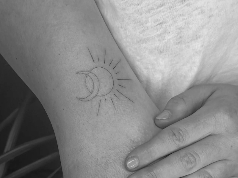 Fine line maan en zon tattoo