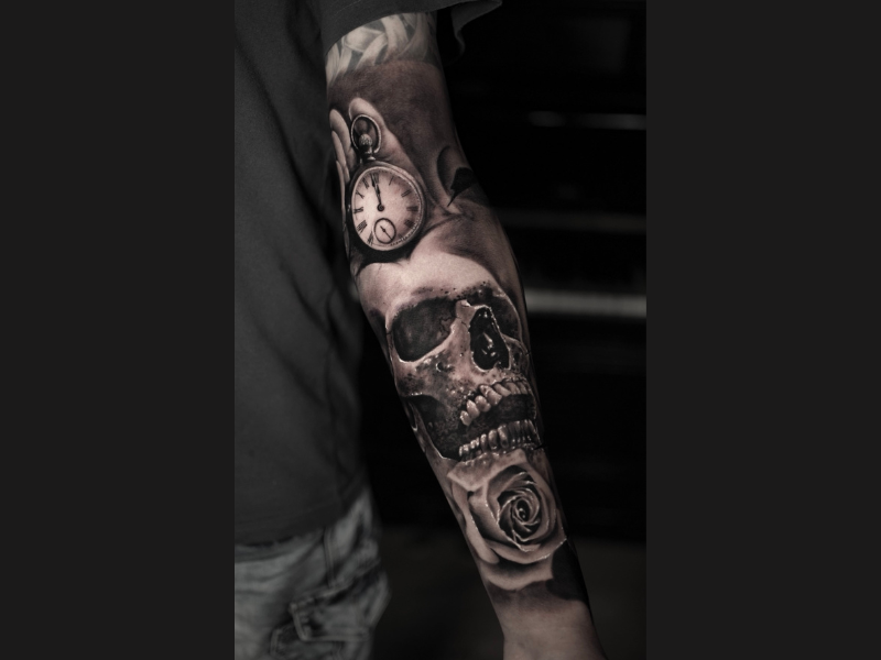 Schedel en zakhorloge realisme tattoo black & grey