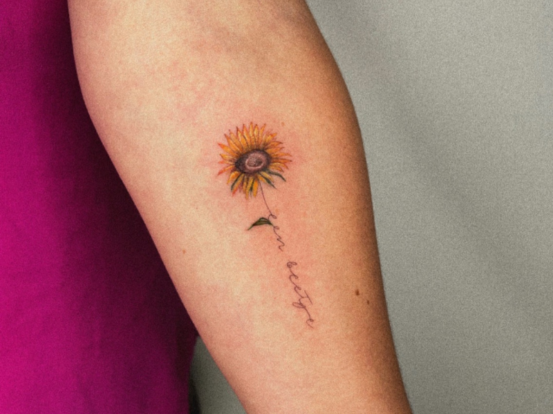 Micro realisme tattoo bloem met naam Gent