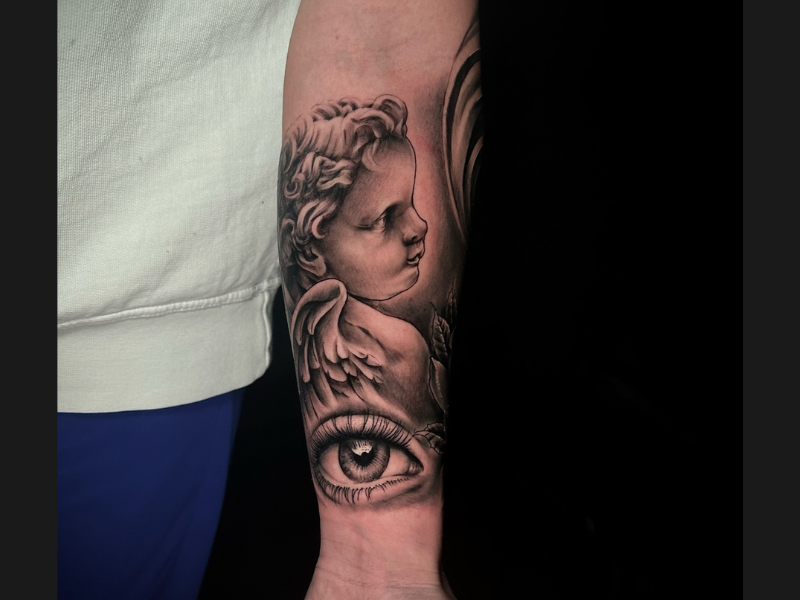 Engel tattoo met realistisch oog