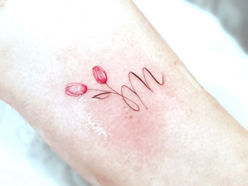 Micro realisme tattoo sterrenbeeld maagd met tulpen