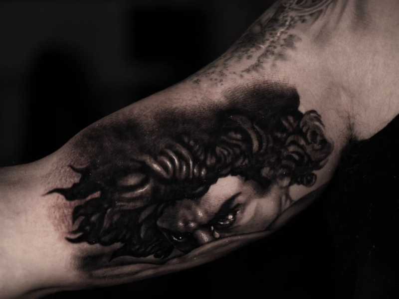 Icarus tattoo realisme black and grey