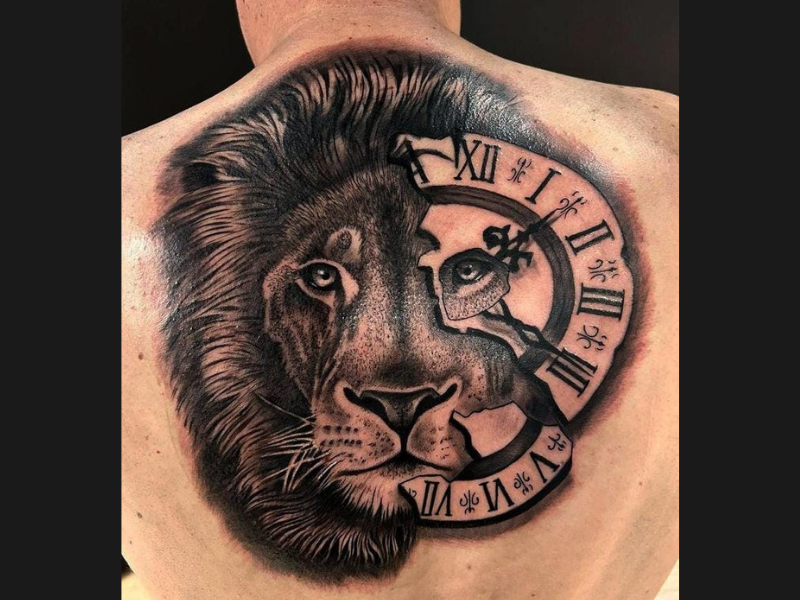 Leeuw met klok tattoo Gent