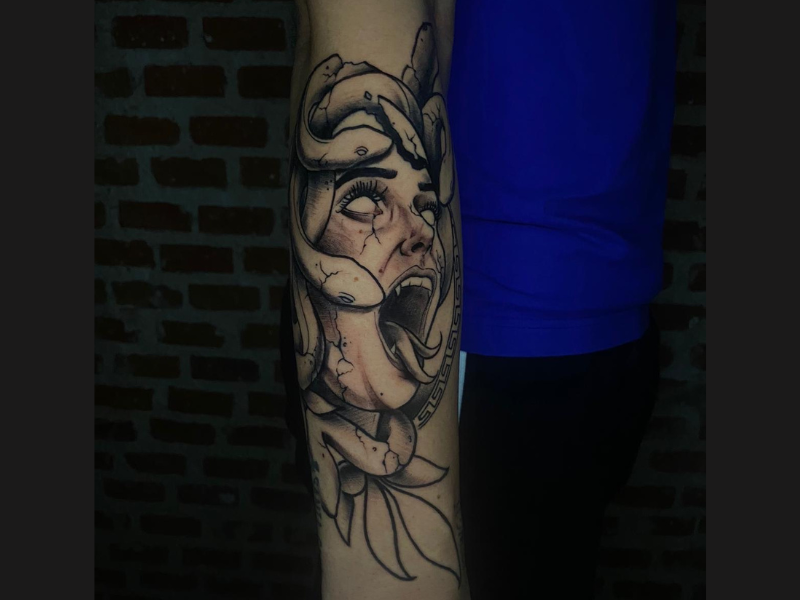 Medusa tattoo onderarm black en gray