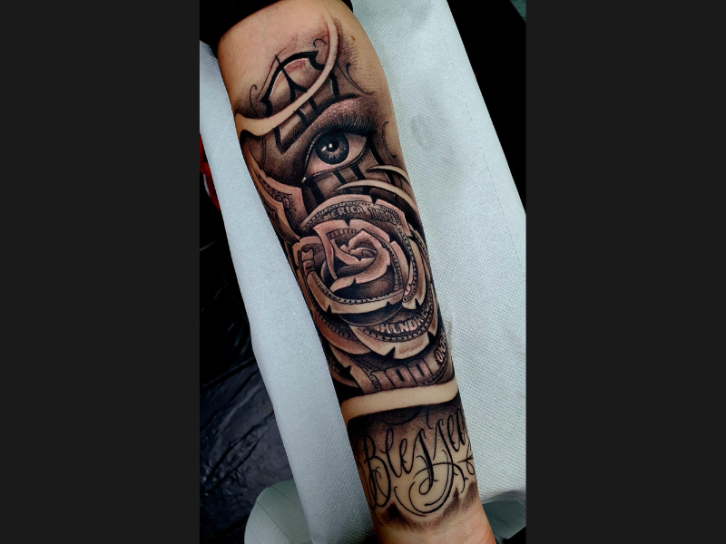 Chicano stijl tattoo met geld en roos