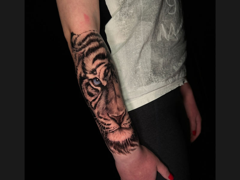 Tijger tattoo met gekleurde ogen