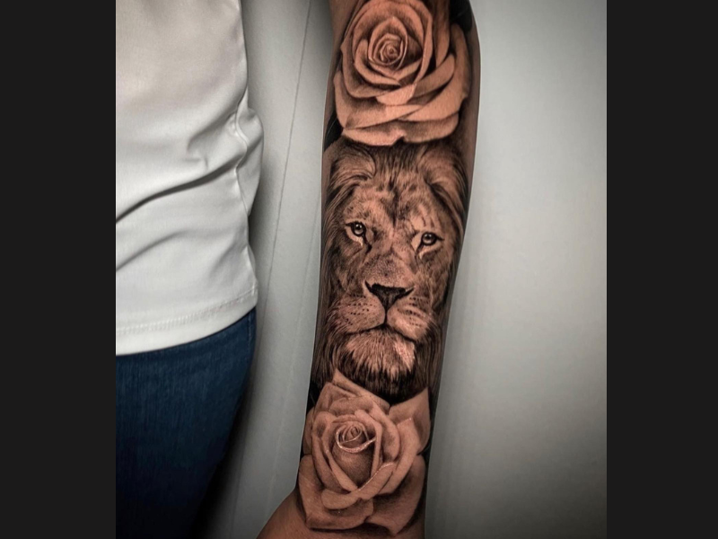 Realisme leeuwen tattoo met rozen