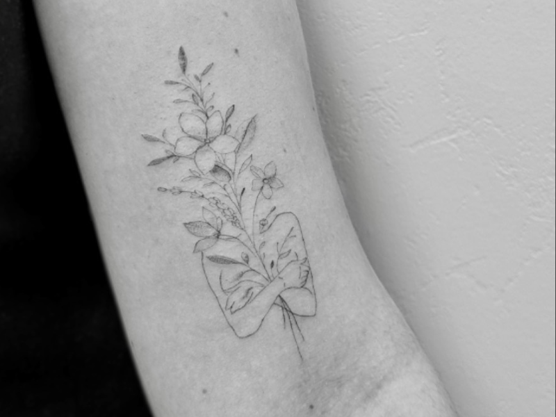 Tattoo Eeklo Fine line tattoo met bloemen en vrouw