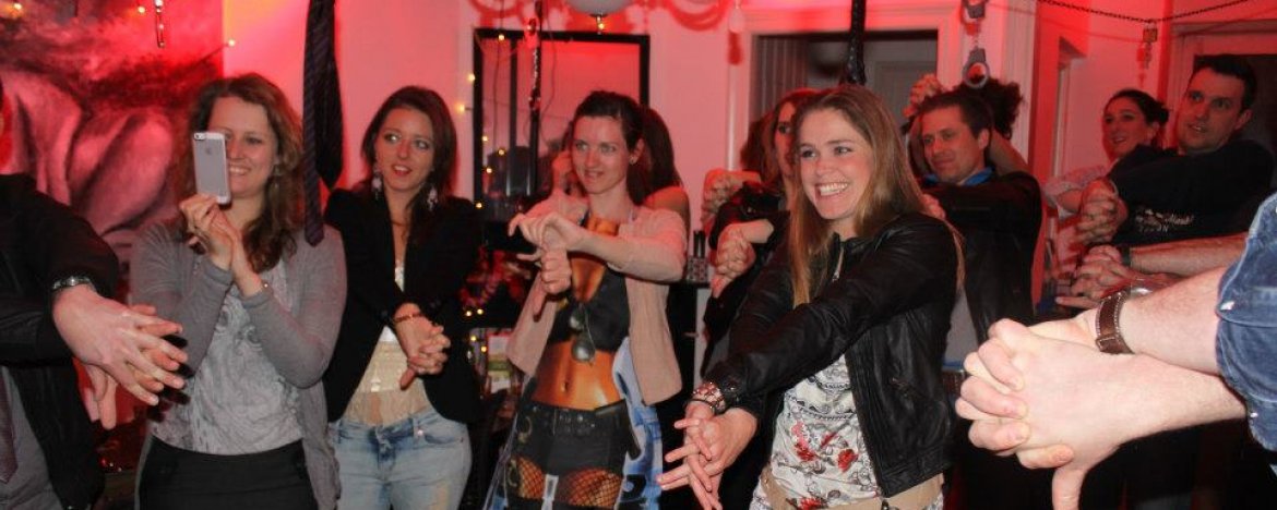 Een goochelaar op een vrijgezellenfeest