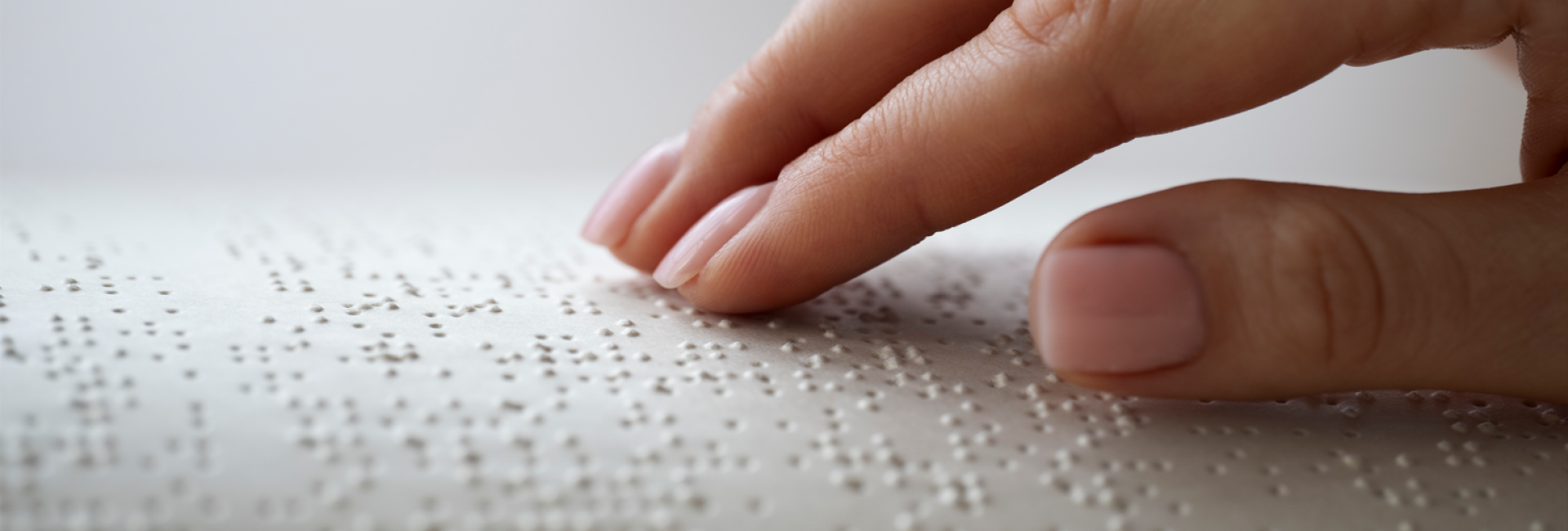 Hand op brailletekst