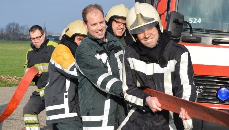 Collega's nemen deel aan een touwtrekwedstrijd tijdens een zeskamp in Gelderland.