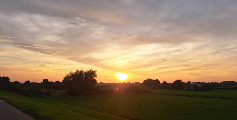 Genieten van een zonsondergang tijdens een vriendenweekend