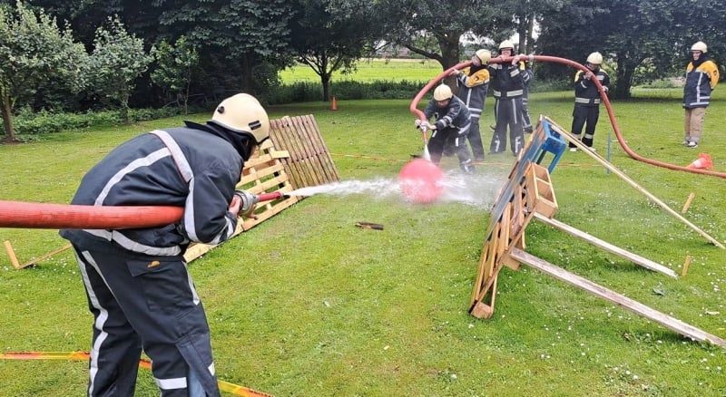 samenwerken tijdens een teamuitje voor kleine groepen