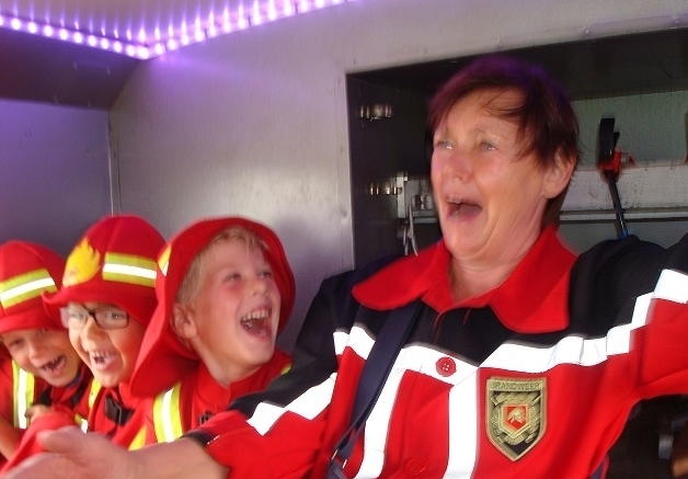 Veel plezier in de brandweerauto tijdens het kinderbrandweerfeestje