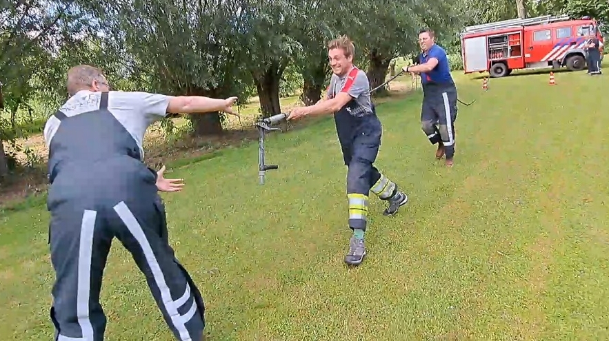 Hoge druk slang uitrollen in Gelderland