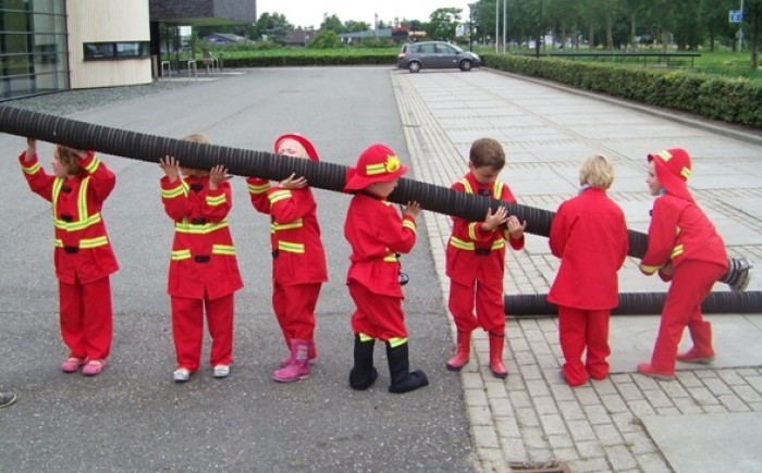 Kinderen in brandweerpakjes