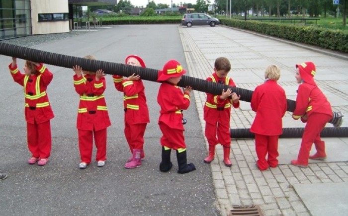 Kinderen in brandweerpakjes